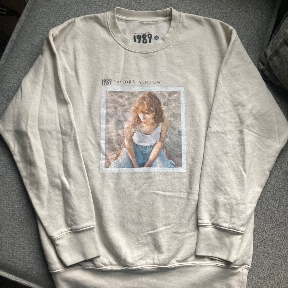 Genuine Taylor Swift 1989 Beige Crewneck Medium